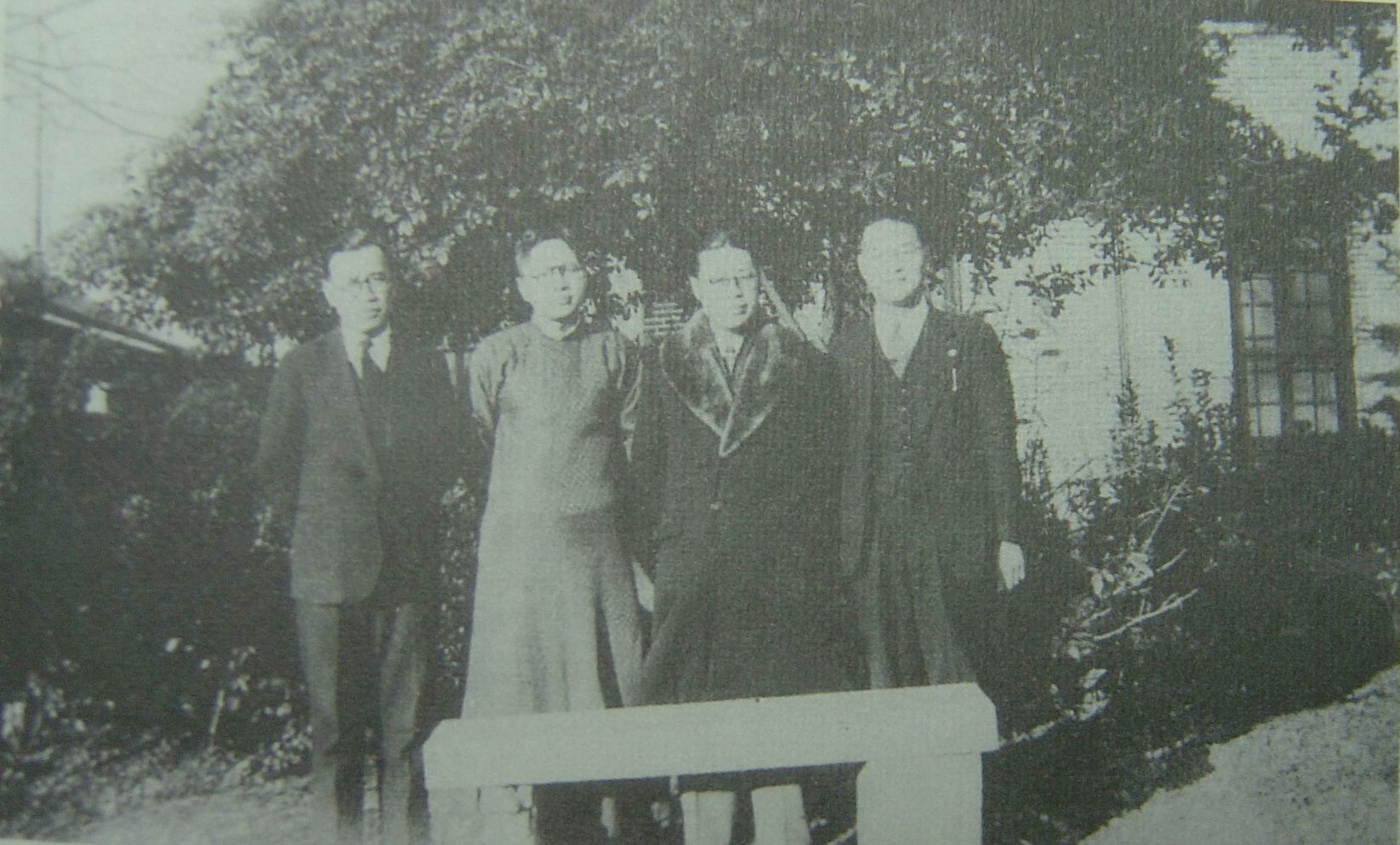 T-45：1938年10月陈序经（左一）、方显亭（左二）等在昆明.jpg